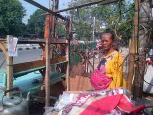 Penertiban Pasar Gembrong, Nenek Cari Pasrah Lapak 25 Tahunnya Dibongkar