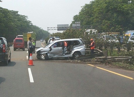 Avanza Ringsek Tabrak Pembatas Tol Jagorawi