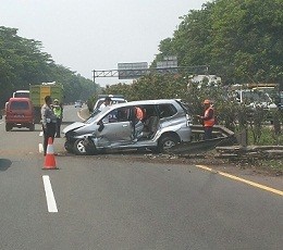 Avanza Ringsek Tabrak Pembatas Tol Jagorawi