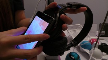 Headphone Sony MDR-1RBT memiliki desain yang elegan dilengkapi dengan amplifier dan memiliki kemampuan bertahan hingga 30 jam saat digunakan.