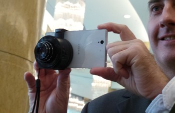 Matthew Lang, Corporate Vice President Sony Mobile saat mencoba lensa kamera yang dipasangkan ke Sony Xperia Z1.