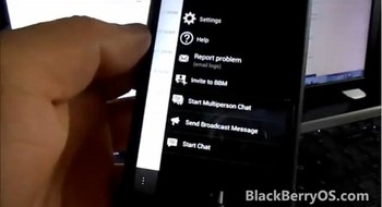 Terdapat pilihan settingan salah satunya menambahkan teman dan mengirim banyak pesan ke seluruh daftar teman. (kredit foto: screenshoot BlackBerryOS)