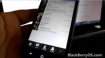 Di bagian bawah terdapat 4 menu pilihan. (kredit foto: screenshoot BlackBerryOS)