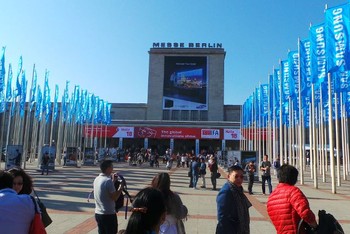     IFA adalah ajang pameran teknologi tahunan yang berlangsung di gedung Messe Berlin, Jerman.