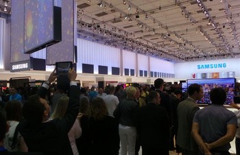 Pengunjung berjejalan di booth Samsung.