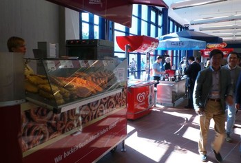Di depan ruang pameran, beberapa pedagang menggelar makanan dan minuman untuk pengunjung.