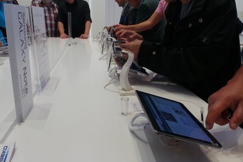 Galaxy Note 10.1 2014 Edition juga ramai dicoba.