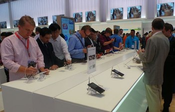 Deretan Galaxy Note III yang dipajang pun dicoba oleh para pengunjung IFA 2013.