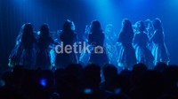 Konser dibuka dengan lagu Shonichi (Hari Pertama).