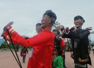 Mengarak Sigale-gale, Anak Raja di Festival Danau Toba 2013