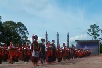 Para penari yang mengenakan selendang berwarna merah berbaris rapi siap tampil membawakan tarian Tortor Sawan di Open Stage, Tuktuk, Samosir. Mereka tampak sudah membawa cawan berwarna putih (Eny/detikTravel)