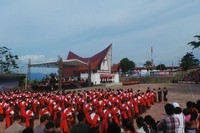 Ada ratusan remaja putri yang ikut menari Tortor Sawan, dari Samosir dan wilayah di sekitar pulau tersebut. Selain remaja putri, beberapa anak TK perempuan yang ikut menari (Eny/detikTravel)