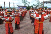 Remaja putri yang menjadi penari tampak membawa tujuh cawan di tangan mereka. Cawan-cawan tersebut dipegang sambil mereka menari tortor, menggoyangkan badan khas orang Batak (Eny/detikTravel)