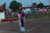 Dibutuhkan kepiawaian tersendiri untuk menari sambil membawa tujuh cawan. Apalagi cawan-cawan ini tidak hanya dipegang, tapi juga ditaruh di tangan, pundak hingga kepala (Eny/detikTravel)