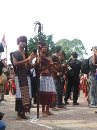 Dua remaja pria bertelanjang dada dan menghiasi tubuhnya dengan kain khas Batak juga ikut serta dalam Tari Tortor Sawan. Mereka pengawal untuk para remaja putri yang menari sambil membawa cawan (Eny/detikTravel)
