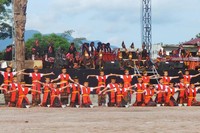 Di atas panggung, penabuh gendang dan penyanyi mengiringi tarian Tortor Sawan. Tarian Tortor Sawan ini dilakukan di lapangan terbuka yang menghadap langsung ke Danau Toba (Eny/detikTravel)