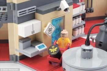 Mainan Lego Ini Diprotes karena Bertema Pabrik Narkoba