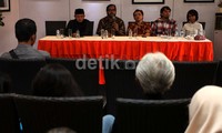 Caleg PKB KH Maman, Koordinator Kontras Haris Azhar, Caleg NasDem Taufik Basari, jurnalis sekaligus moderator Andy Lala, dan Nuraini Caleg PDI Perjuangan hadir sebagai nara sumber dalam diskusi tersebut.