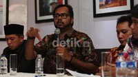 Koordinator Kontras Haris Azhar menyampaikan pendapatnya.