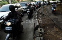 Para pemotor ini nekat menerobos trotoar demi menghindari kemacetan.
