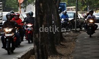 Mereka pun merampas hak para pejalan kaki.