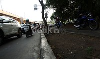 Kemacetan yang menggila membuat para pemotor melakukan tindakan ini.