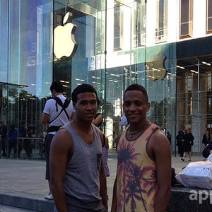 Edan! Belum Diumumkan, Pemuda Ini Sudah Antre iPhone 5S