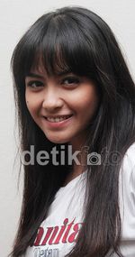 Revalina S Temat Kini Berponi