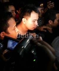 Mantan Calon Suami Zaskia 'Gotik', Vicky Prasetyo ditahan di Lapas Bulak Kapal Bekasi, Jawa Barat pada Jumat (6/9/2013) malam. Vicky ditahan atas tuduhan pemalsuan surat penting. (detikHOT)