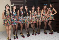 Mereka tampil mengenakan dress bermotif bunga yang dipadukan dengan stocking hitam dan heels hitam yang disentuh dengan warna kuning dan pink. Gus Mun/detikHOT.