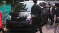 Dhani tiba dengan mobil Alphard hitam bernomor polisi B 1 RCR.