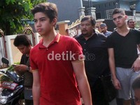 Dhani ditemani dua anaknya, El dan Al.