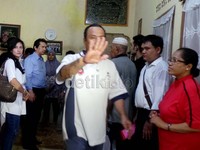 Berdasarkan pantauan detikHOT, puluhan warga terlihat cukup ramai melayat ke rumah duka tersebut.