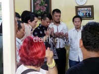 Sebelum pulang, Dhani sempat doa bersama keluarga korban.