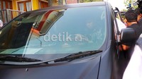 Setelah mengunjungi keluarga Nurmansyah, Dhani terlihat langsung buru-buru kembali ke dalam mobilnya.