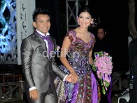 Judika dan Duma terlihat serasi dengan busana pengantin yang bernuansa ungu dan abu-abu. (Noel/detikHOT).