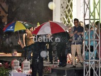 Meskipun hujan turun, para tamu tak henti-hentinya datang meramaikan. (Noel/detikHOT).
