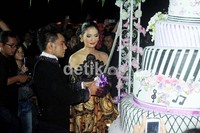 Judika dan Duma memotong kue pernikahan mereka. (Noel/detikHOT).