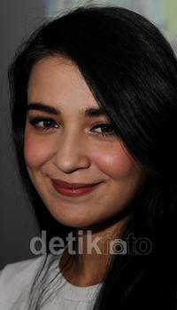 Shireen tersenyum manis. Gus Mun/detikHOT.