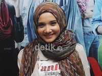 Senyuman manis merekah di wajahnya. Gus Mun/detikHOT.