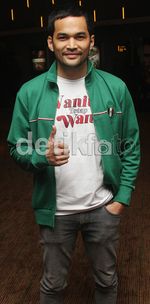 Gaya Teuku Wisnu Berjaket Hijau