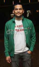 Gaya Teuku Wisnu Berjaket Hijau