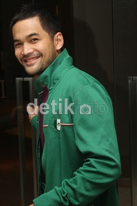 Wisnu tersenyum saat para fotografer ingin mengabadikan gambar dirinya. Gus Mun/detikHOT.