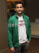 Gaya Teuku Wisnu Berjaket Hijau