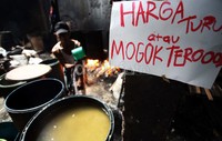 Para perajin tahu dan tempe mogok produksi mulai hari ini, Senin (9/9/2013) hingga Rabu (11/9/2013). Seperti yang terlihat di salah satu sentra produksi di Jakarta Pusat.