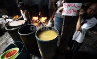 Para perajin tahu dan tempe memutuskan mogok produksi dikarenakan harga kedelai yang terus melonjak yang saat ini mencapai Rp 10.000 per Kg.