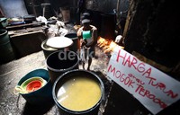 Akibat mogok produksi, seorang perajin tahu-tempe harus menelan kerugian ratusan ribu rupiah/hari.