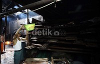 Para perajin tahu dan tempe mogok produksi selama tiga hari, mulai Senin (9/9/2013) hingga Rabu (11/9/2013).