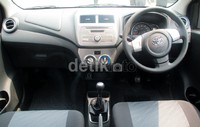 Untuk Agya tipe E (terendah) dilengkapi fitur speedometer dan 1 Din Audio CD/MP3/USB/Aux. Sedangkan untuk tipe G dan TRD S, Agya dilengkapi fitur Chrome A/C Register, Chrome list combination meter, 2 Din Audio CD/MP3/USB/Aux, chrome parking brake knob dan chrome shift lever knob.