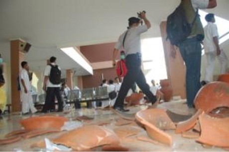 Ratusan Mahasiswa di Mataram Mengamuk, Protes Biaya dan Penundaan Wisuda